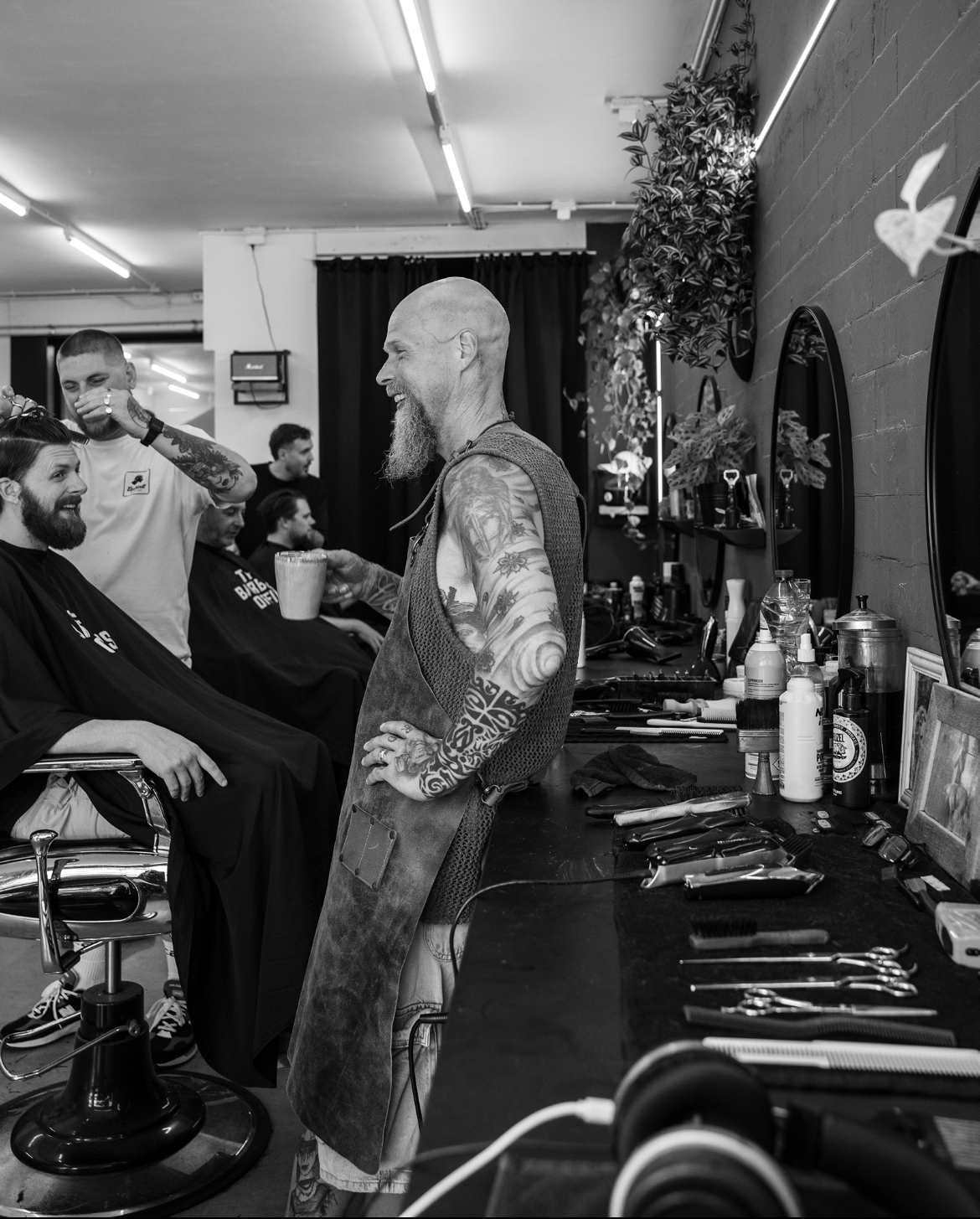 Gezichtscreme insmeren man achtergrond lacht